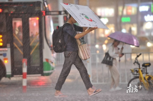 5月7日晚佛山街头，强风夹杂着暴雨吹袭而来，市民躲雨不及只能落荒而逃。（南方+记者 戴嘉信 摄）