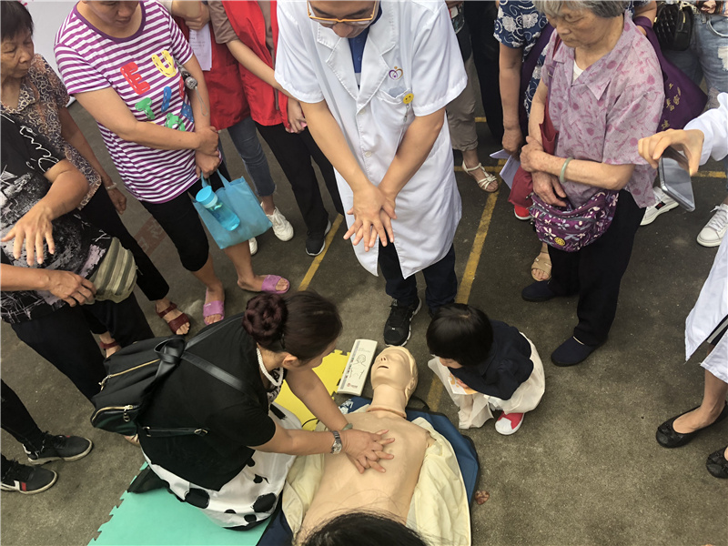 ▼心肺复苏术胸外心脏按压演示