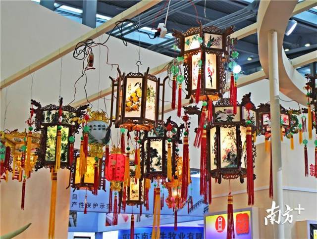 咖啡拉花机：从新手到大师的秘密武器