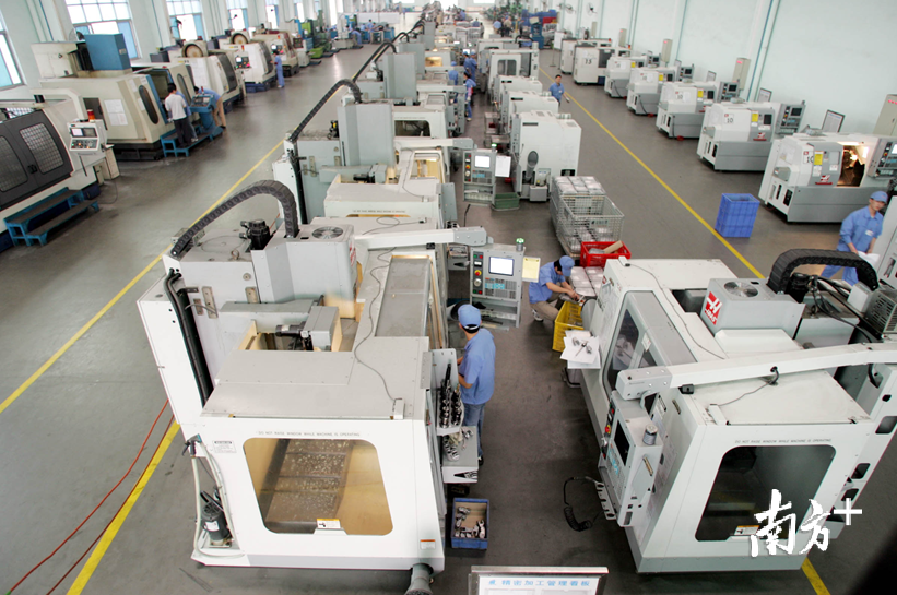 图为文灿压铸车间。资料图片