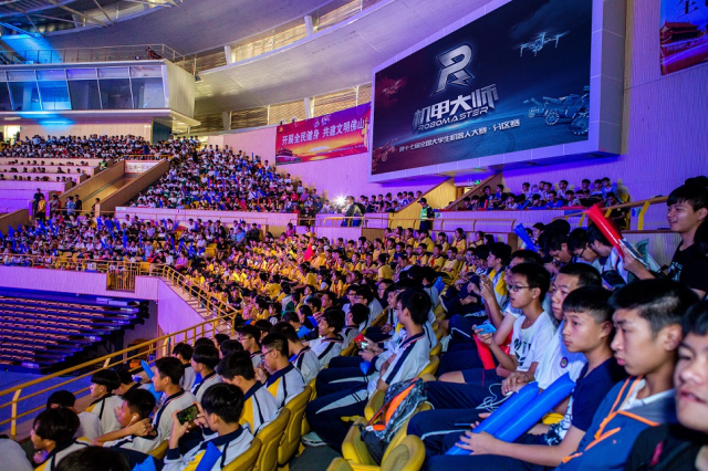 RoboMaster 2018机甲大师赛吸引众多观众观赛。