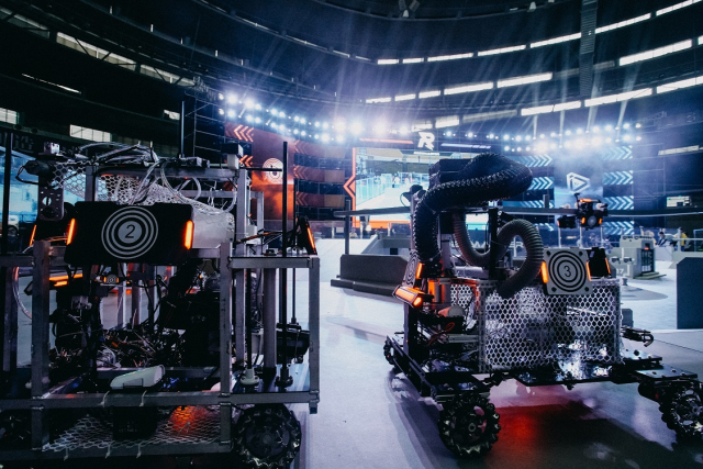 场上正在比赛的机器人。