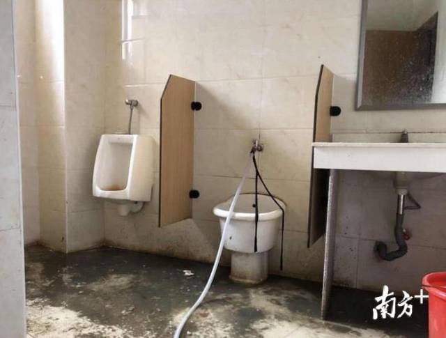 29 5分 宝安一公厕得分创新低 网友 隔着屏幕都能闻到味儿