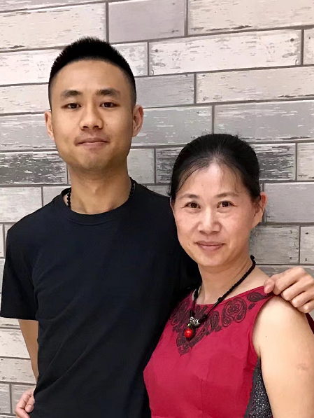 潘巧红与儿子的合影。