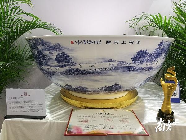 高档骨质瓷聚宝盆《清明上河图》荣获“中国工艺美术文化创意奖”金奖。 高档骨质瓷聚宝盆《清明上河图》荣获“中国工艺美术文化创意奖”金奖。