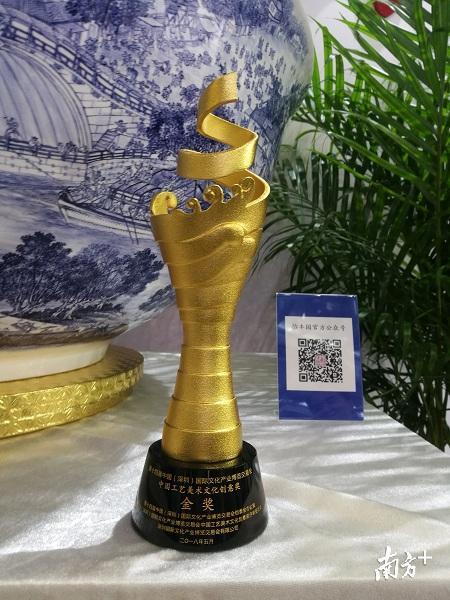 高档骨质瓷聚宝盆《清明上河图》荣获“中国工艺美术文化创意奖”金奖。 高档骨质瓷聚宝盆《清明上河图》荣获“中国工艺美术文化创意奖”金奖。