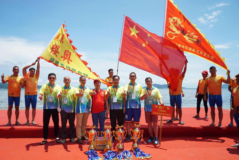 5月13日，顺德杏坛龙舟队在马来西亚国际龙舟赛连夺四项冠军。通讯员供图