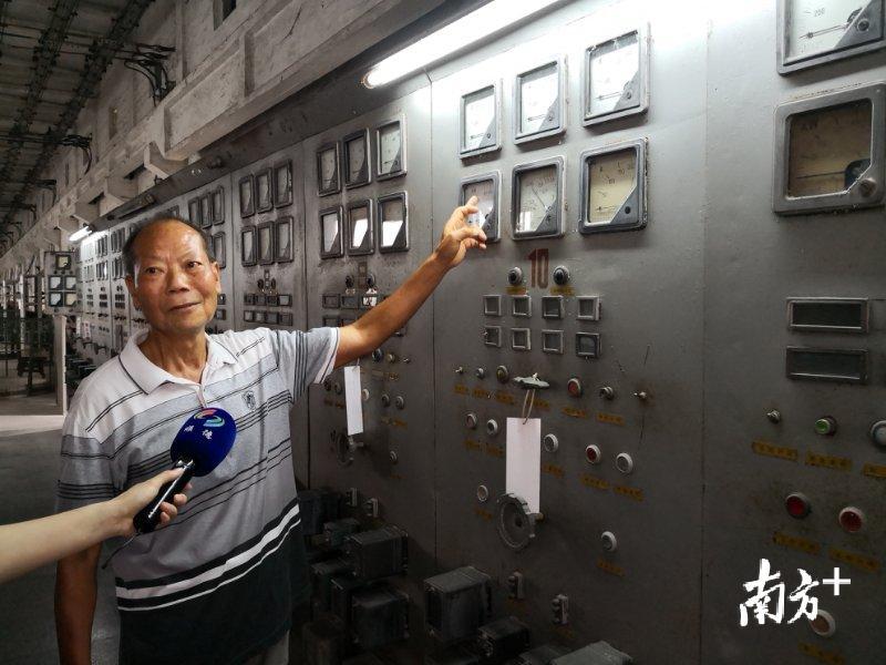卢伦辉回忆当年电站情况。罗湛贤 摄