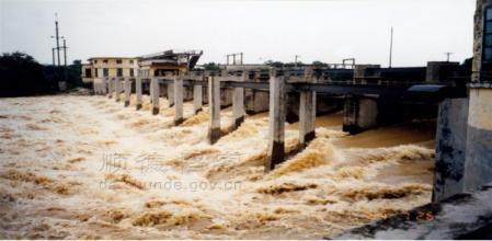 洪水期间的甘竹滩发电站（来源于顺德区档案馆馆藏，摄于1994年，档号6-F1.7.1-001.57）