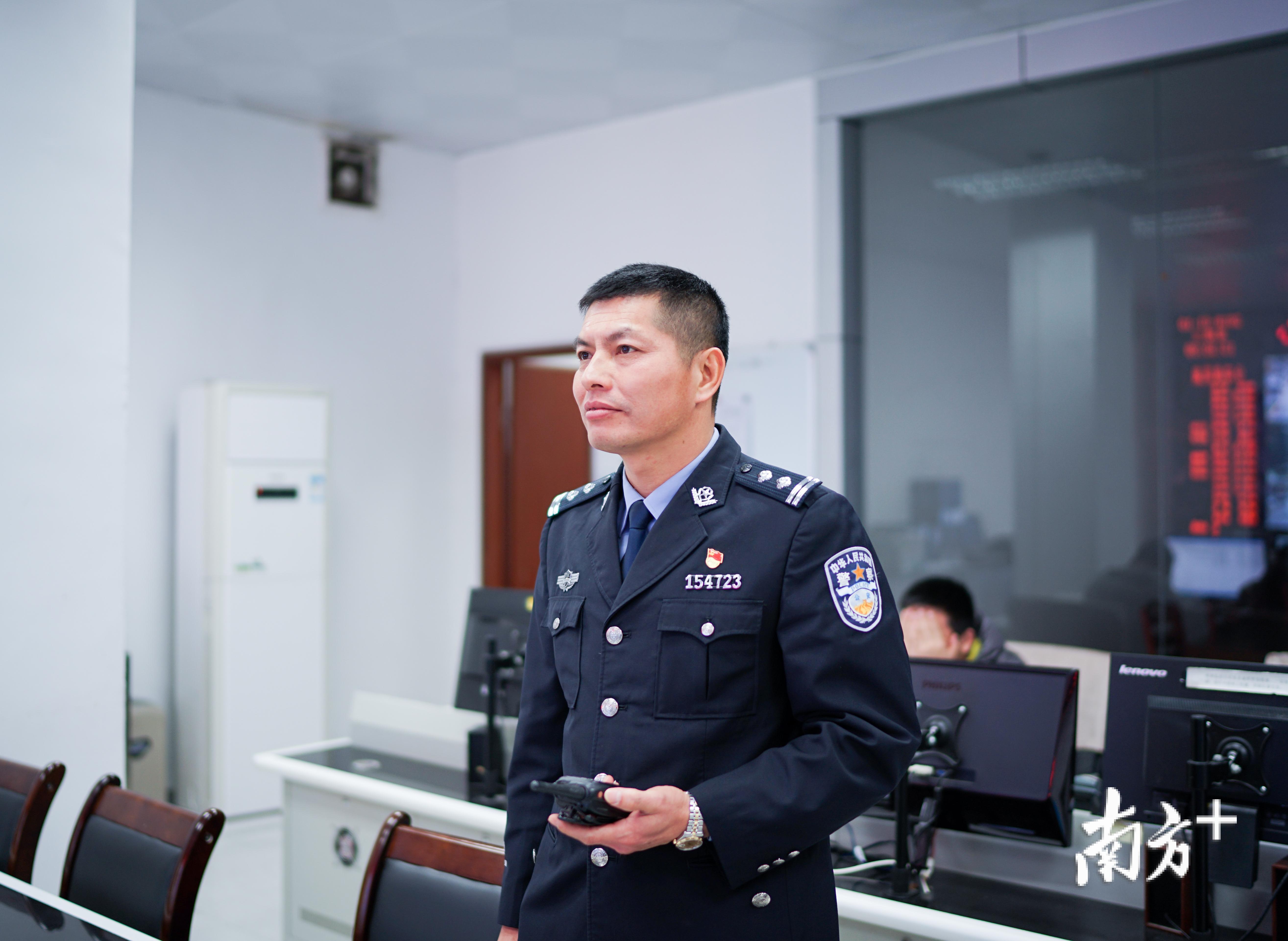 陈海全正在检查监控视频  摄影/贾婷