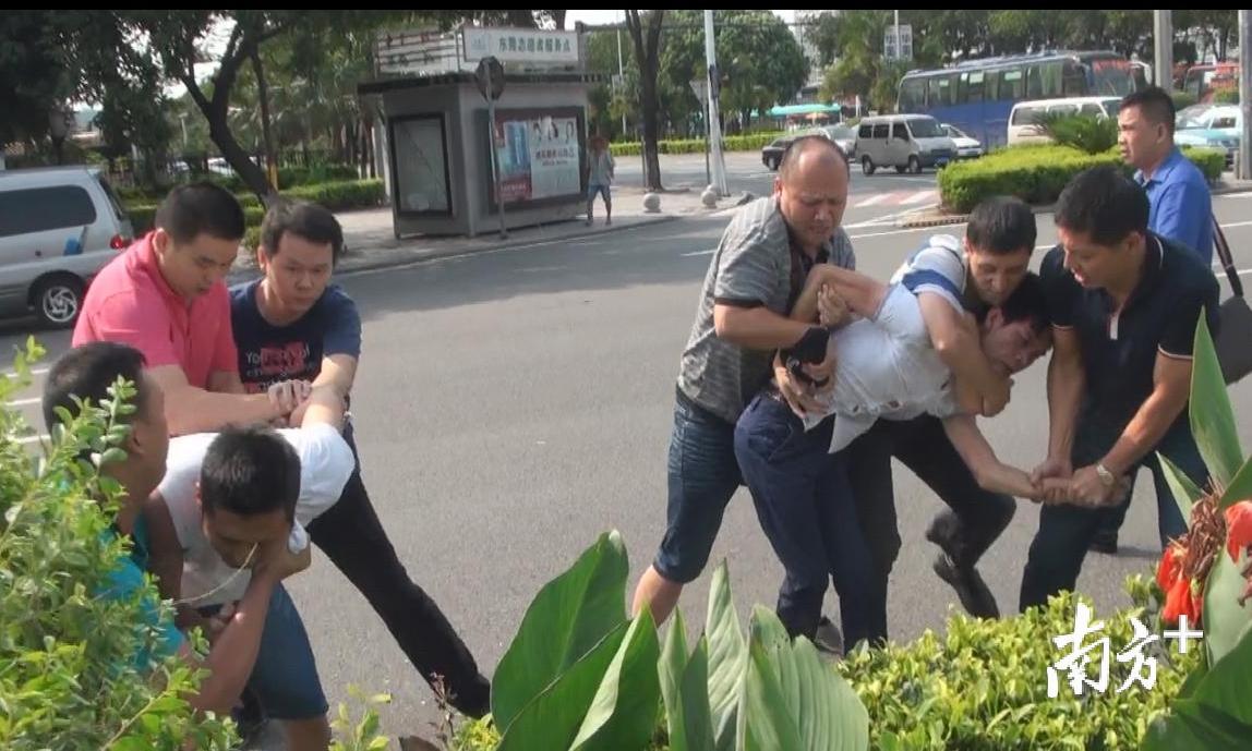 陈海全与同事正在抓捕嫌疑人 