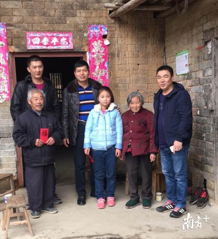 陈海全与好友一起看望小英一家