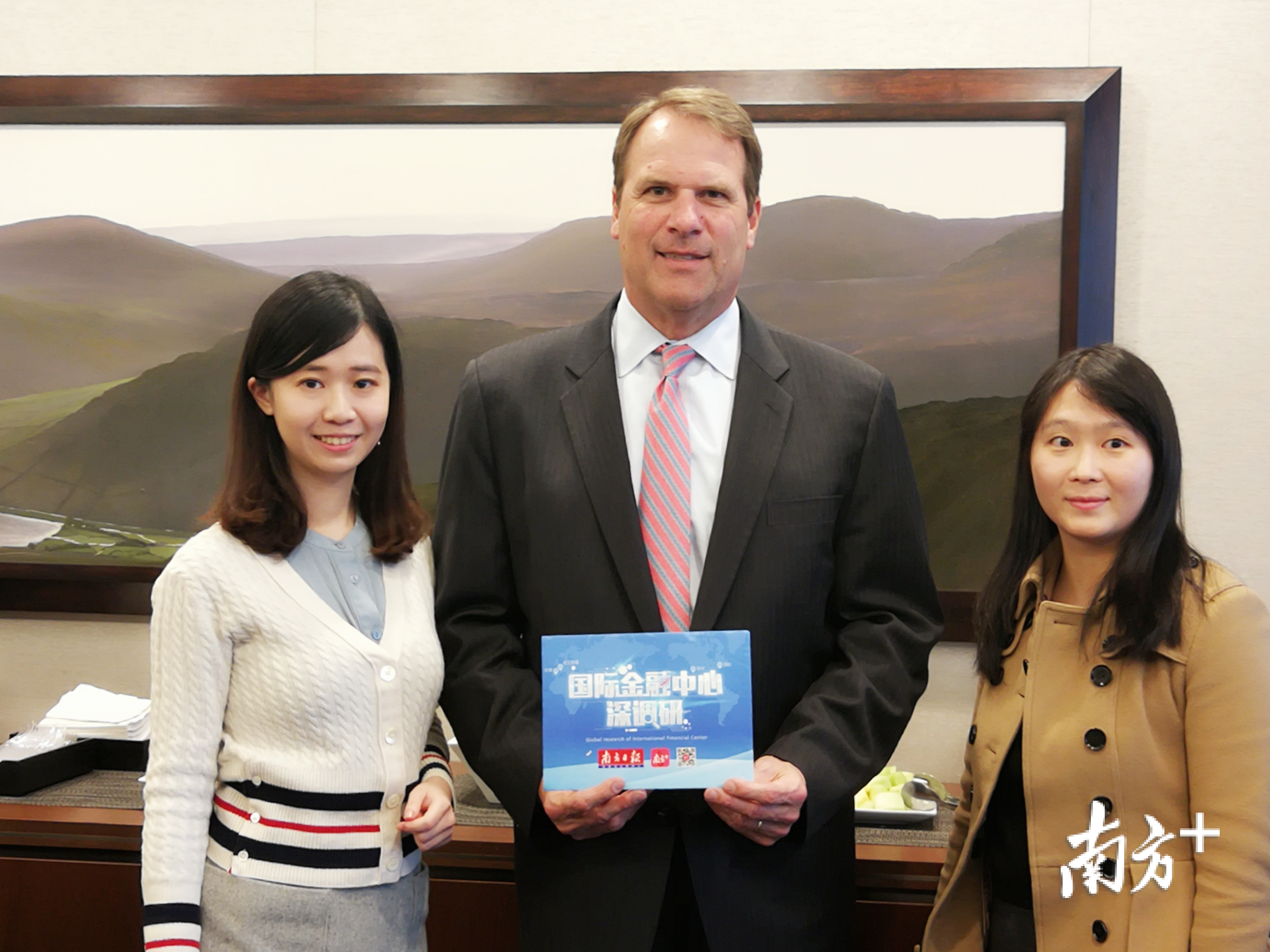图1：南方+记者与大都会人寿全球执行副总裁古拉特合影