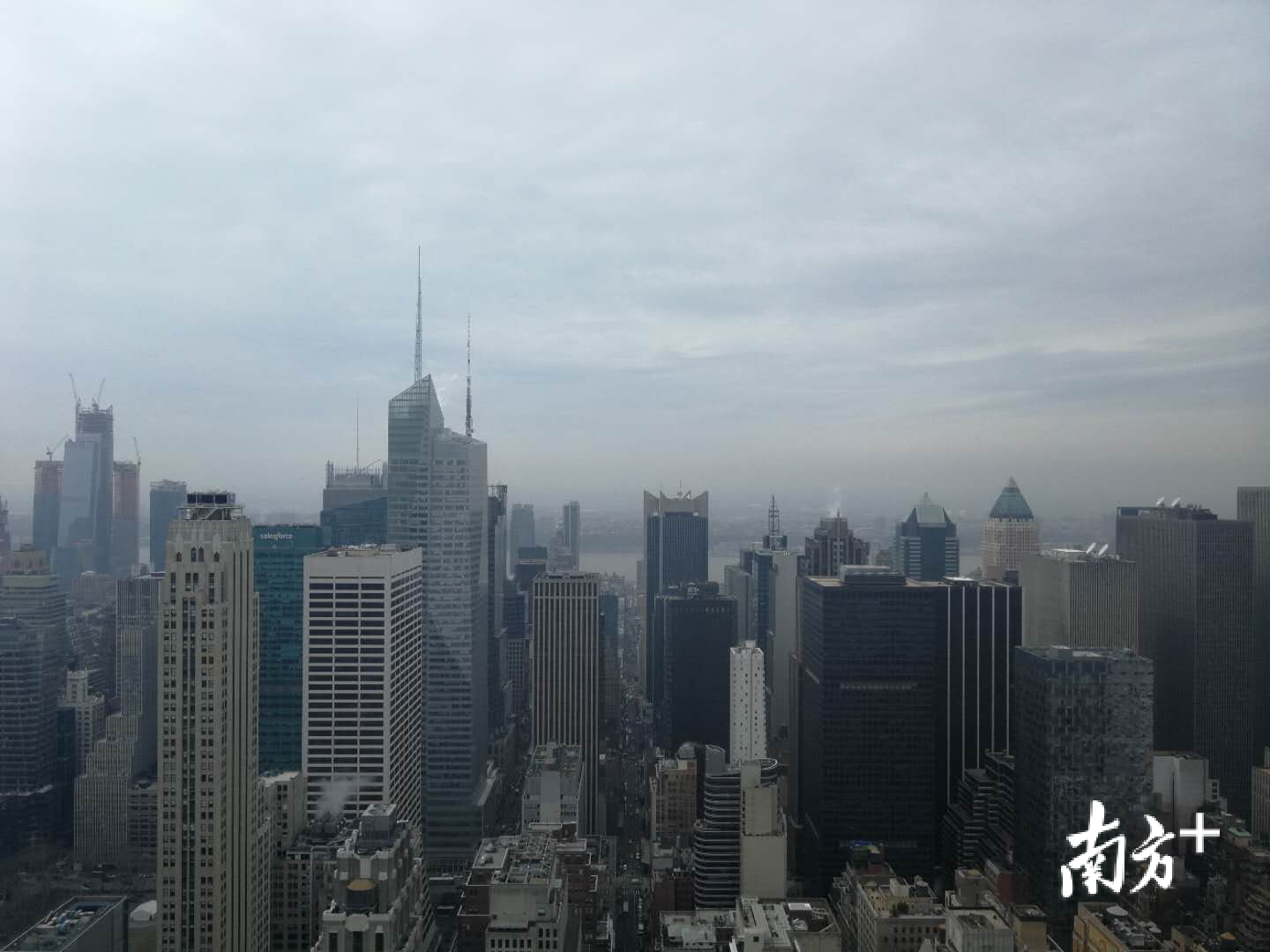 从大都会人寿大厦的会议室望出去，纽约曼哈顿区高楼林立，当地经济的发展离不开金融的支持。