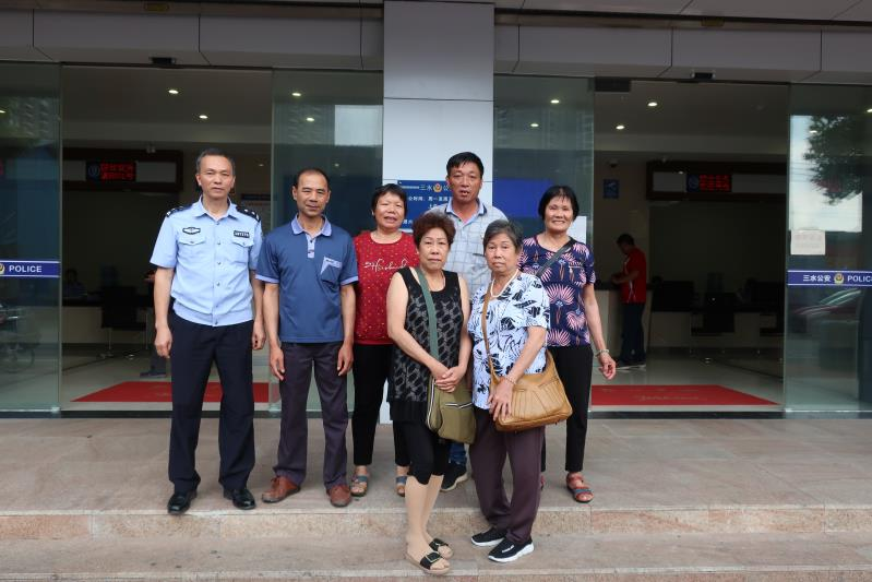 越南姐妹(前二)与失散亲人、三水民警合影。 越南姐妹(前二)与失散亲人、三水民警合影。