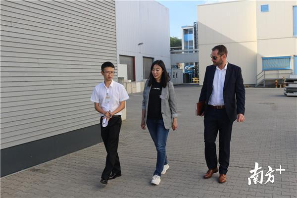 记者正在参观研究中心。