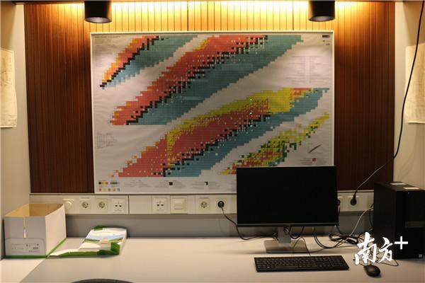 研究中心内的一张核元素图，上面有中文标识。