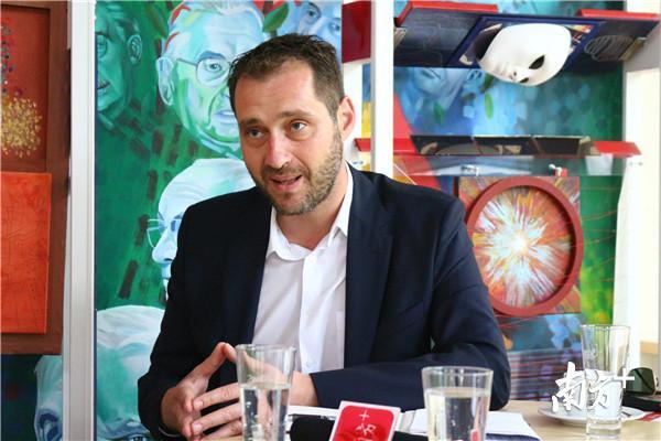 Tobias Engert正在接受记者采访。