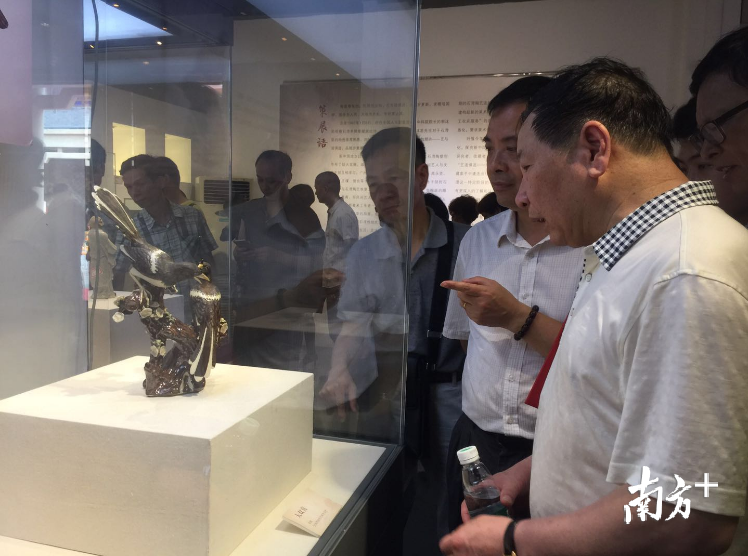 陶艺爱好者、陶艺大师们齐聚石湾陶瓷博物馆看展。 陶艺爱好者、陶艺大师们齐聚石湾陶瓷博物馆看展。
