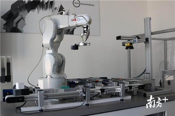 MM公司与多所高校共同研制的机器样品。 MM公司与多所高校共同研制的机器样品。