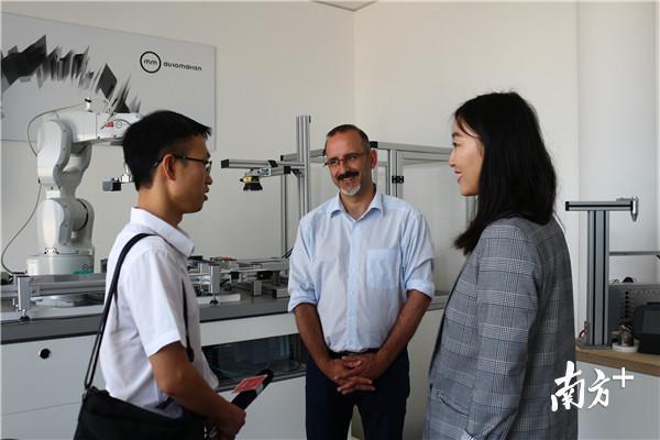 记者在MM公司办公室内听取产品介绍。 记者在MM公司办公室内听取产品介绍。