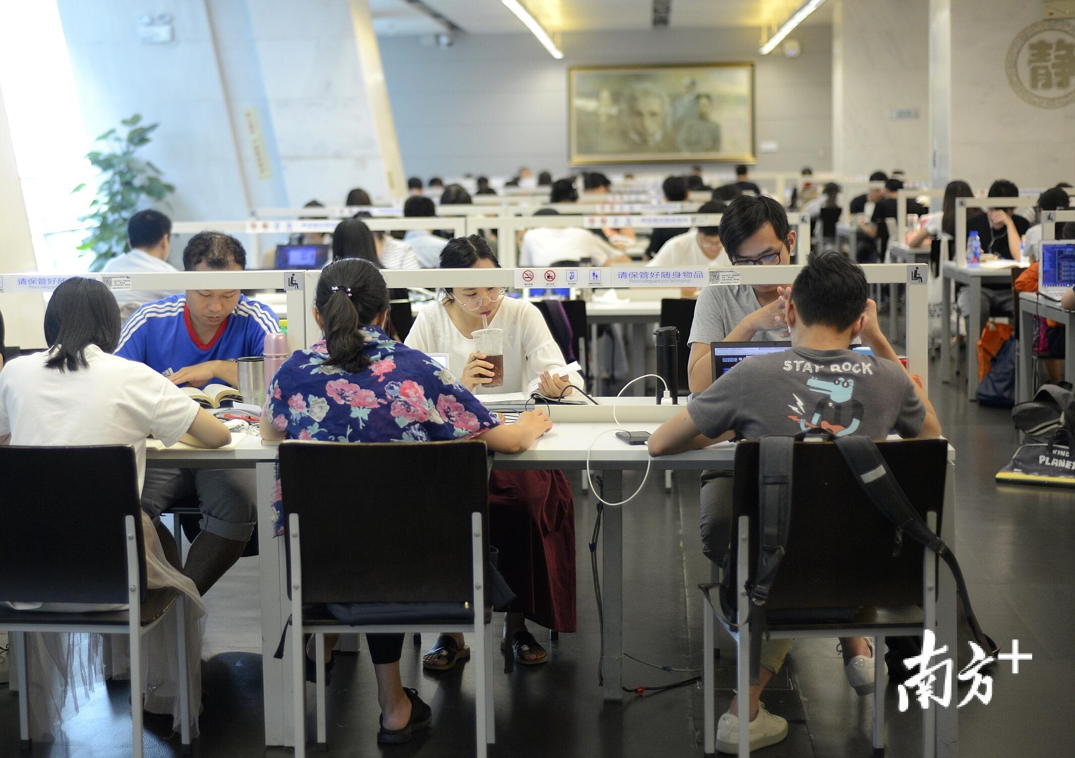 许多市民前来看书避暑，还有许多市民前来休息叹空调。 南方+记者  肖雄  摄影报道