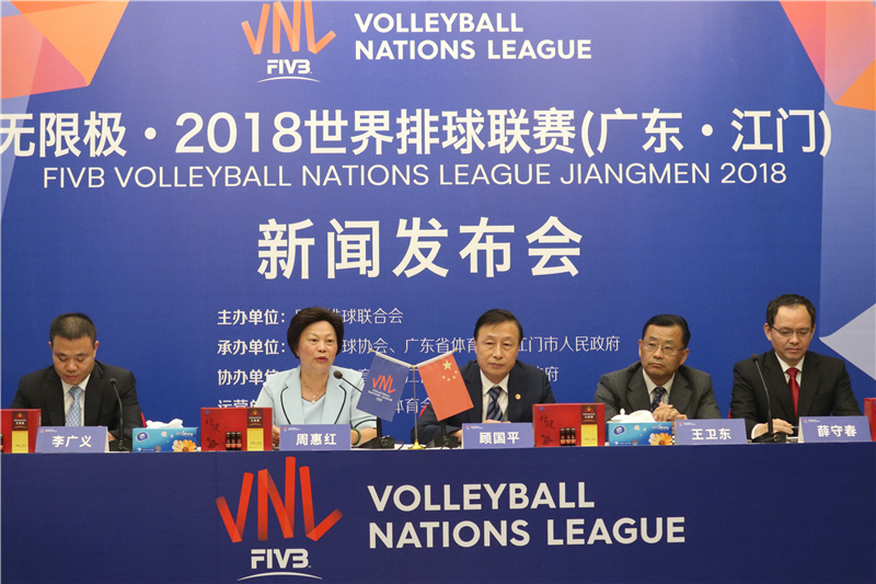 在新闻发布会上，周惠红回答记者的提问。  董有逸 摄