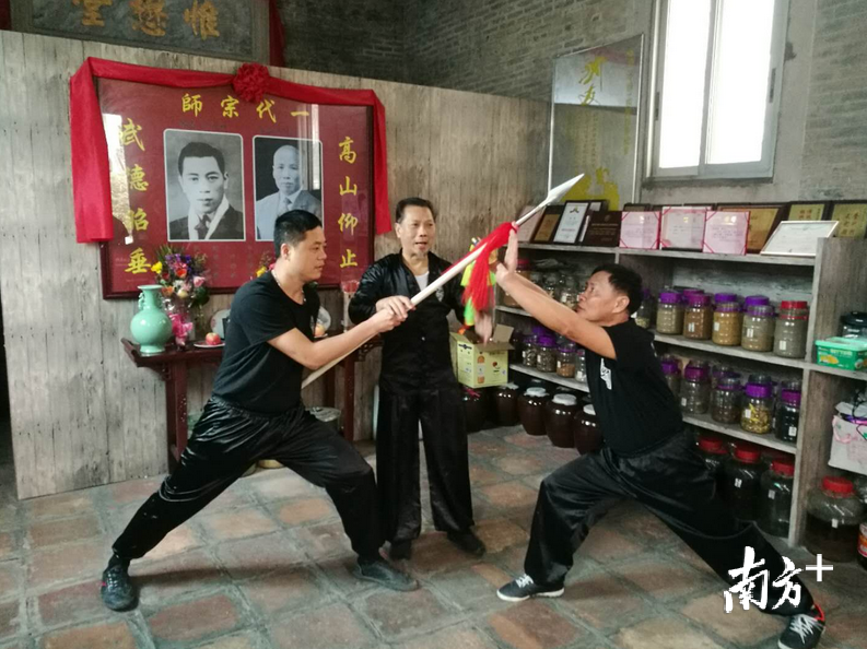 林镇成（中间）指导徒弟练习冷兵器对打。受访者供图