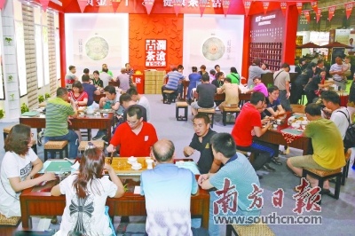 市民在去年国际茶博会现场品茶，今年将有超100款东莞老茶集中亮相供品饮。孙俊杰摄  