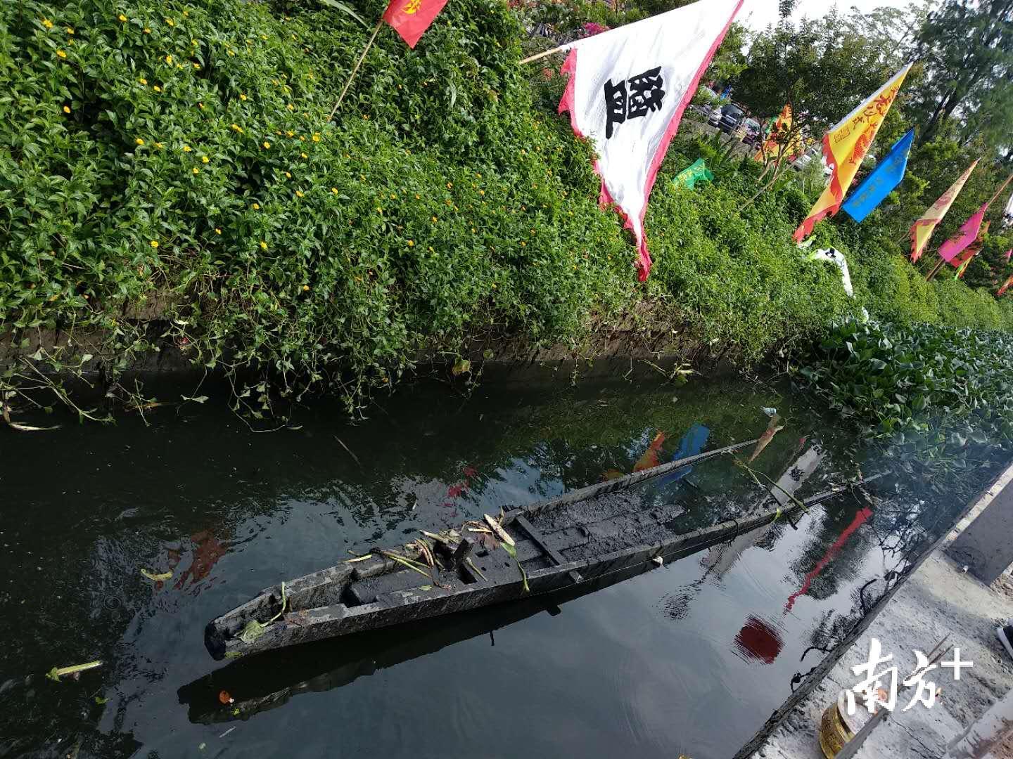 南方+记者八点左右来到现场，可以看到，藏龙地里，盐步老龙已露出一角，等待着人们把它带回世间。