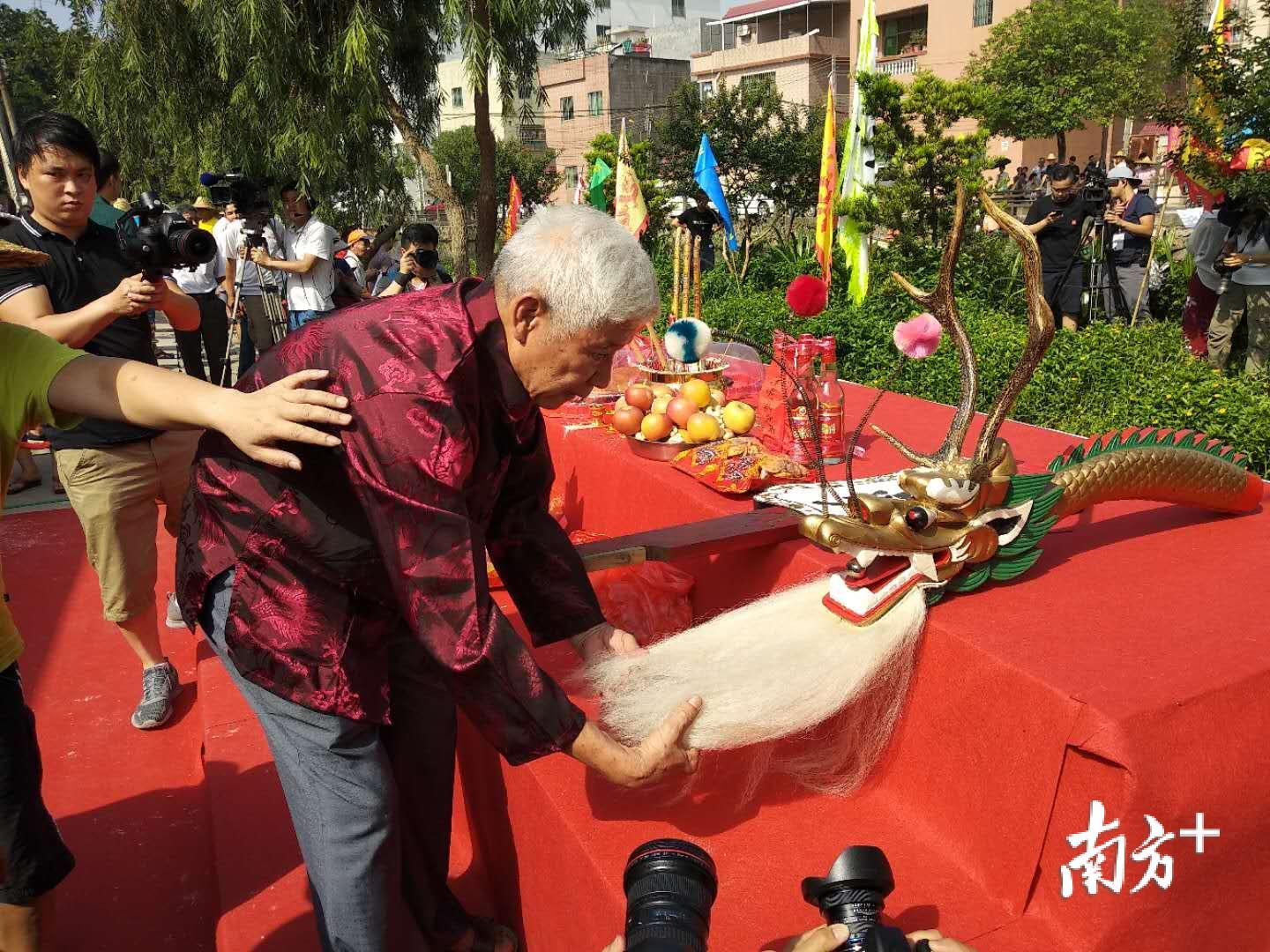 图集586岁老龙南海现身沉睡一年全国最老龙舟这样出水