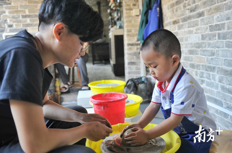 让陶好玩有趣,让更多普通人接触陶艺,理解陶艺,是“树与陶”创业者郑若琼正在尝试的事情。南方+记者 戴嘉信 摄 让陶好玩有趣,让更多普通人接触陶艺,理解陶艺,是“树与陶”创业者郑若琼正在尝试的事情。南方+记者 戴嘉信 摄