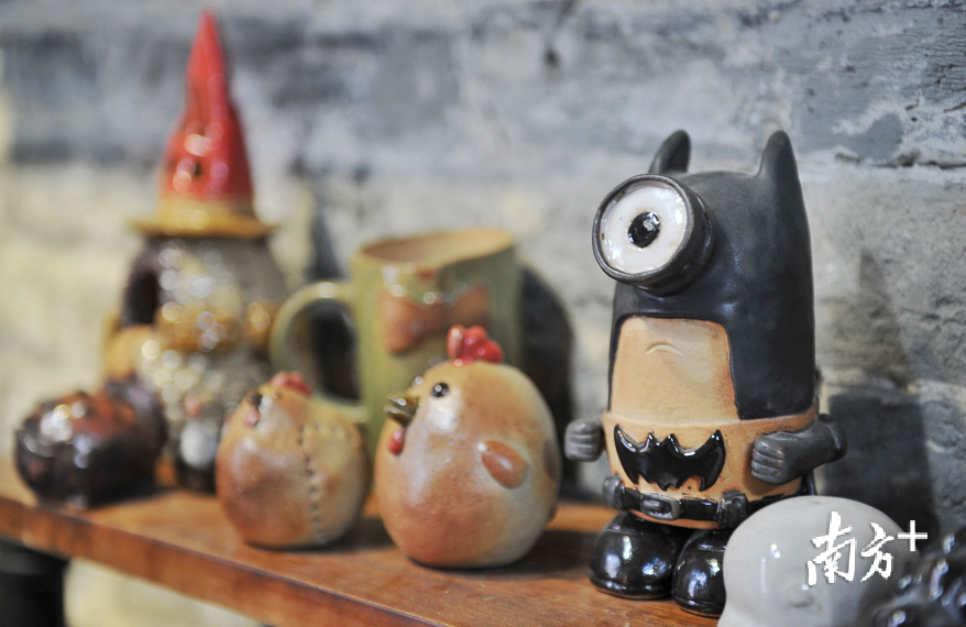佛山逐渐聚集起一批跨界玩陶人,大家可以自己拉胚自己捏制,然后根据自己的喜好上釉料,作品还可以进入南风古灶的龙窑进行柴烧。南方+记者 戴嘉信 摄 佛山逐渐聚集起一批跨界玩陶人,大家可以自己拉胚自己捏制,然后根据自己的喜好上釉料,作品还可以进入南风古灶的龙窑进行柴烧。南方+记者 戴嘉信 摄
