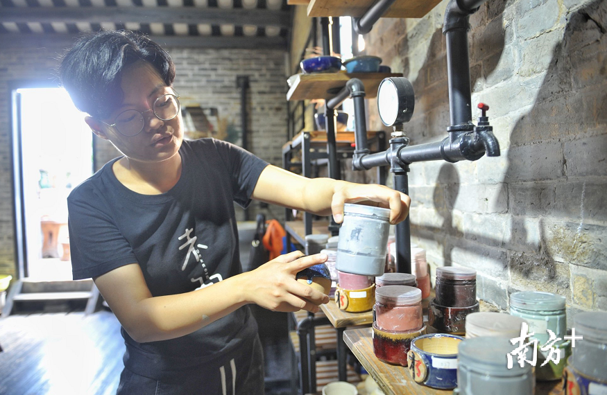 郑若琼向记者介绍陶瓷釉料。南方+记者 戴嘉信 摄 郑若琼向记者介绍陶瓷釉料。南方+记者 戴嘉信 摄