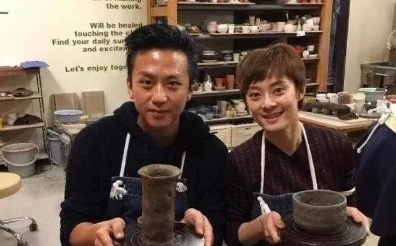 邓超夫妇玩陶。 邓超夫妇玩陶。