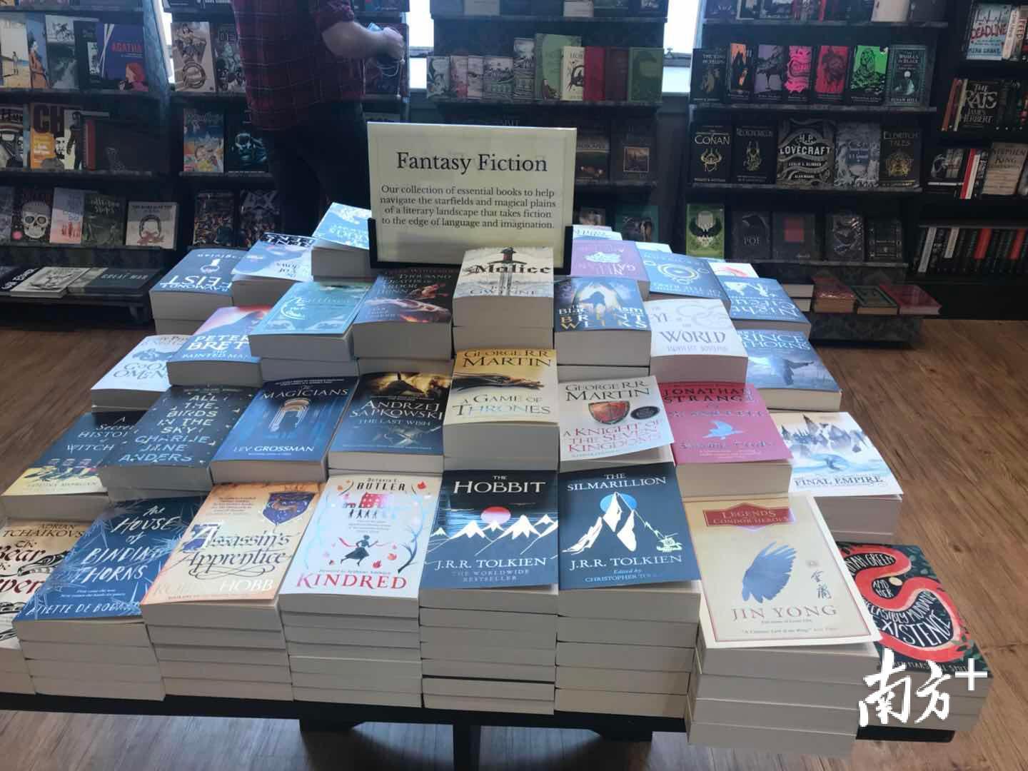 在苏格兰格拉斯哥市中心的Waterstone书店内，《英雄诞生》也归在了奇幻小说推介类别内售卖。