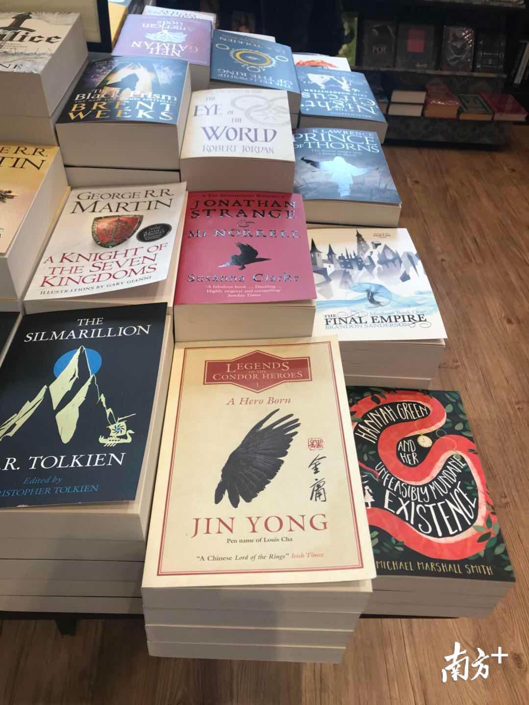 在苏格兰格拉斯哥市中心的Waterstone书店内，《英雄诞生》归在了奇幻小说推介类别内售卖。
