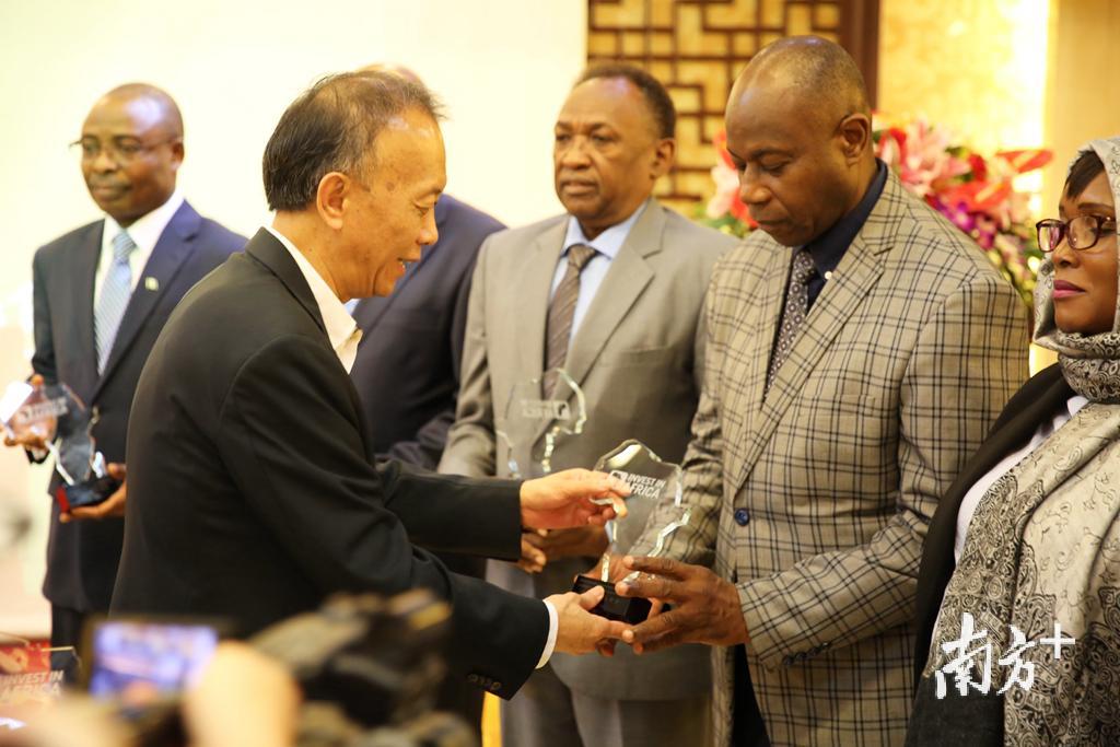 新南方集团总裁、非洲广东总商会牵头发起人朱拉伊为非洲各国驻穗总领事、领事赠送总商会纪念品 新南方集团总裁、非洲广东总商会牵头发起人朱拉伊为非洲各国驻穗总领事、领事赠送总商会纪念品