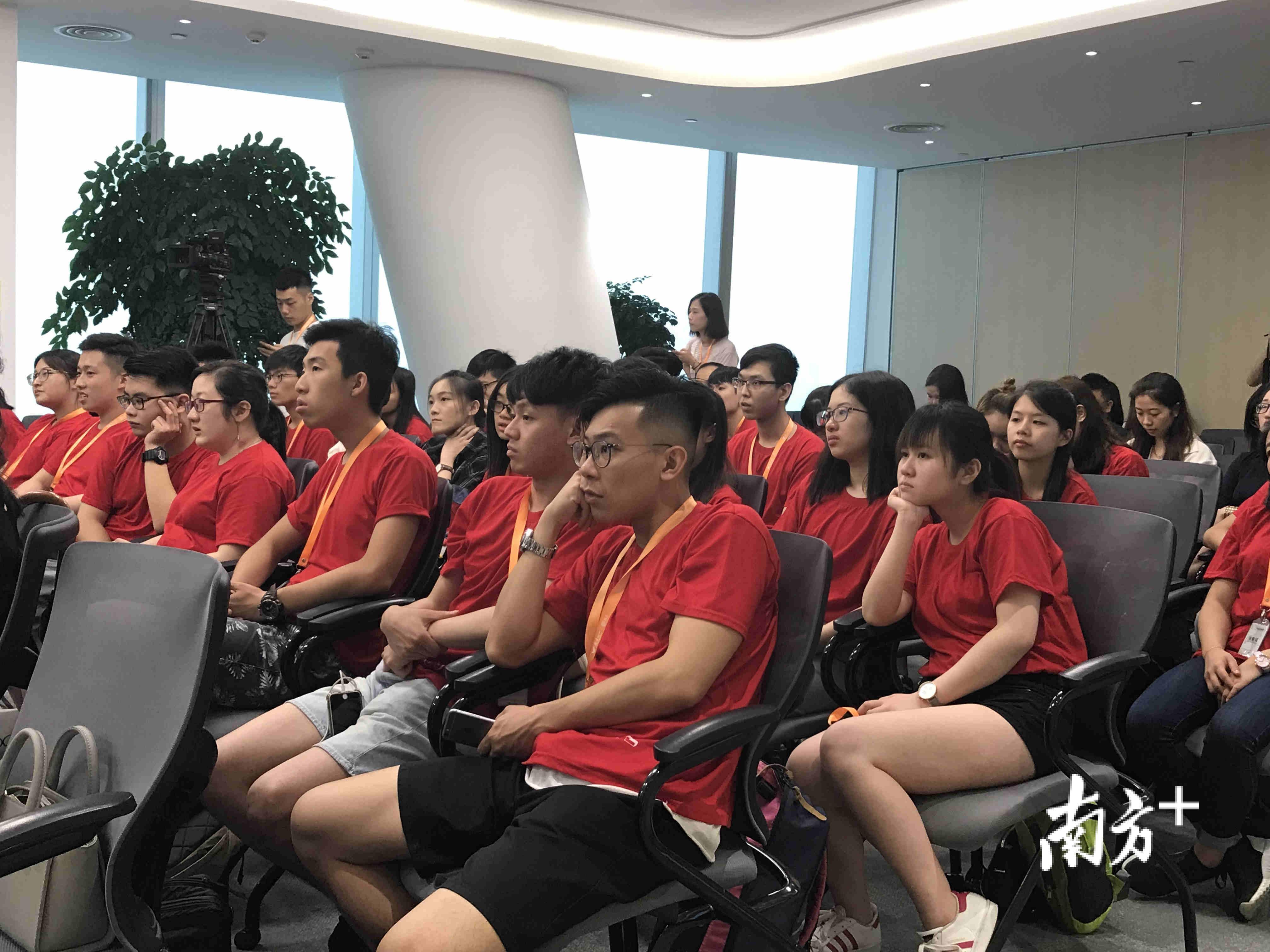 今年首批40名香港大学生参加活动 今年首批40名香港大学生参加活动