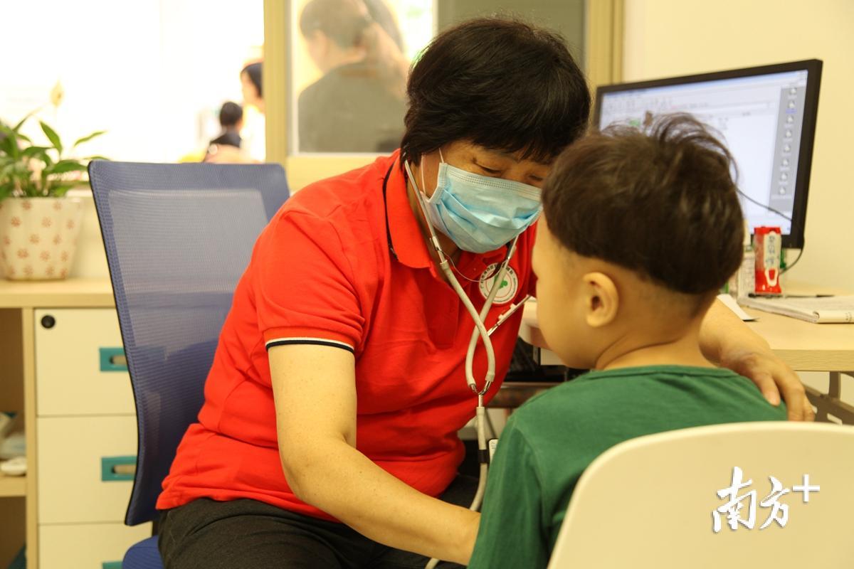 儿童保健中心医生正在给儿童进行入托前体检