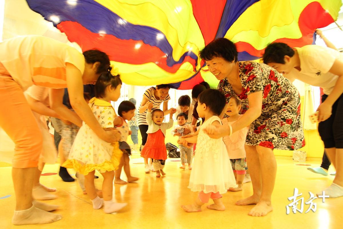 儿童保健中心亲子园彩虹伞游戏