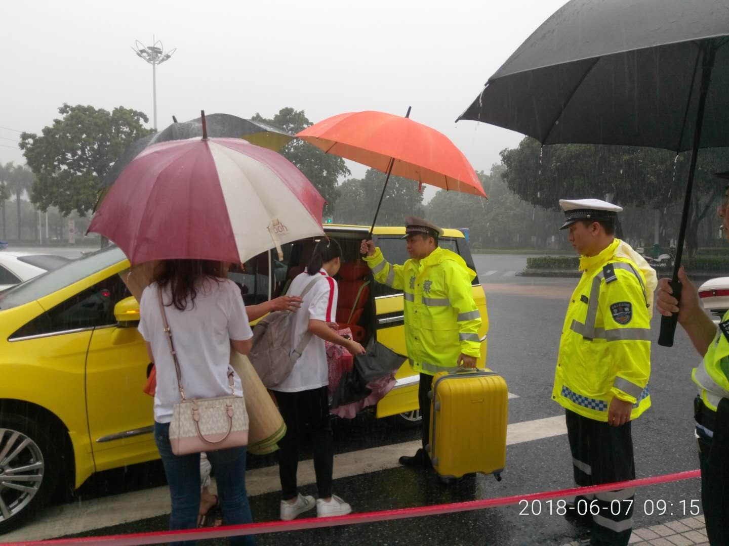 华侨中学考生小潘突发急病，交警紧急护送入院。 