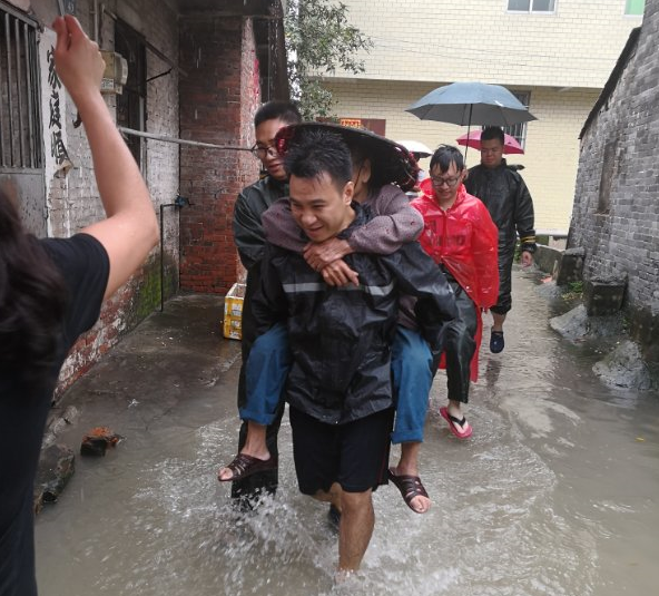 风雨中，我们护你平安。大沥宣办供图。