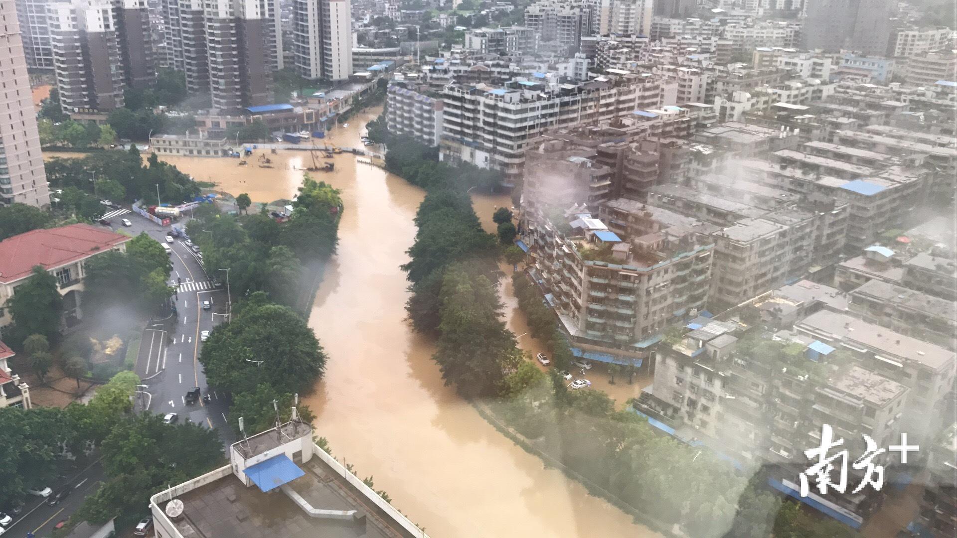 受大雨影响，天沙河水暴涨。