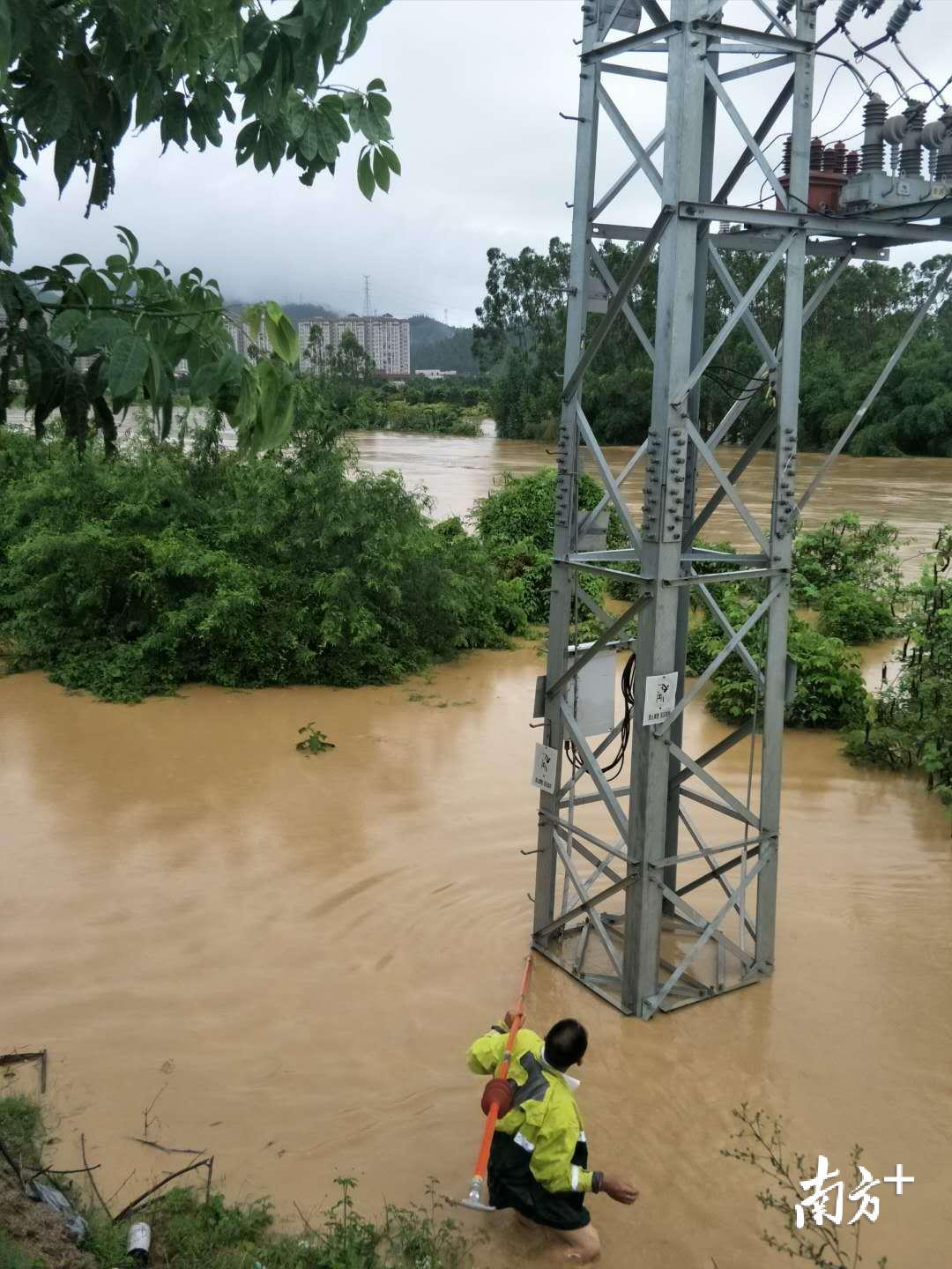 受暴雨影响，鹤山市址山镇的供电线路出现故障，当地供电所抢修队伍正在加紧抢修。