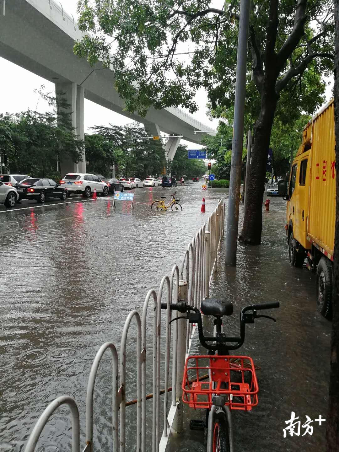 白云区环洲二路高架桥附近，因暴雨水浸导致道路封闭。