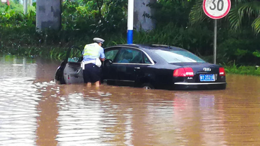 今日上午九樵路往广佛一号转湾路段水浸道路（西二环桥底），九江交警中队民警为涉水车辆救援。南海九江宣办供图。