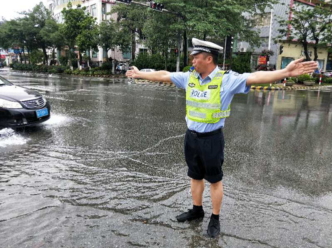 风雨中，他们坚守岗位。大沥宣办供图