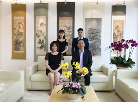 ▲李芷璇（前左）和严丹阳（后左）与香港中文大学（深圳）校长徐扬生（前右）合影