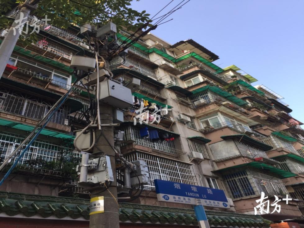 烟墩路路牌旁的电线杆上数不清的电线纠缠。